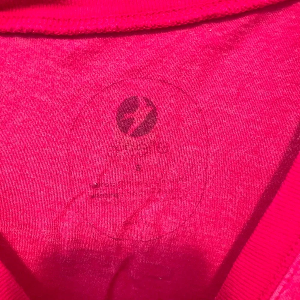 Oiselle Rare Vintage Vibrant Pink #runlove Tee - Picture 5 of 5